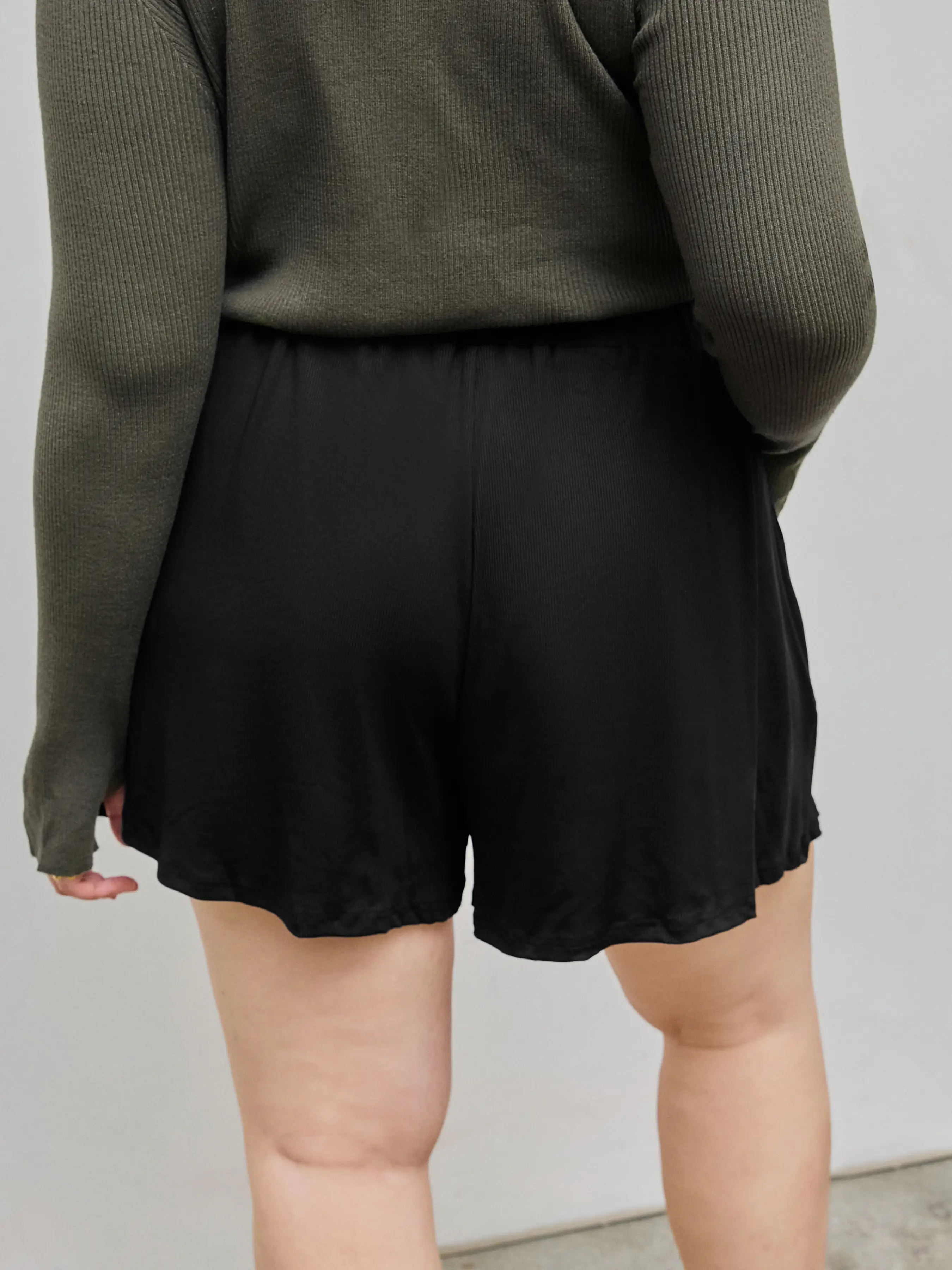 1848-solid-elastic-waist-wide-leg-shorts-curve-plus-1.webp