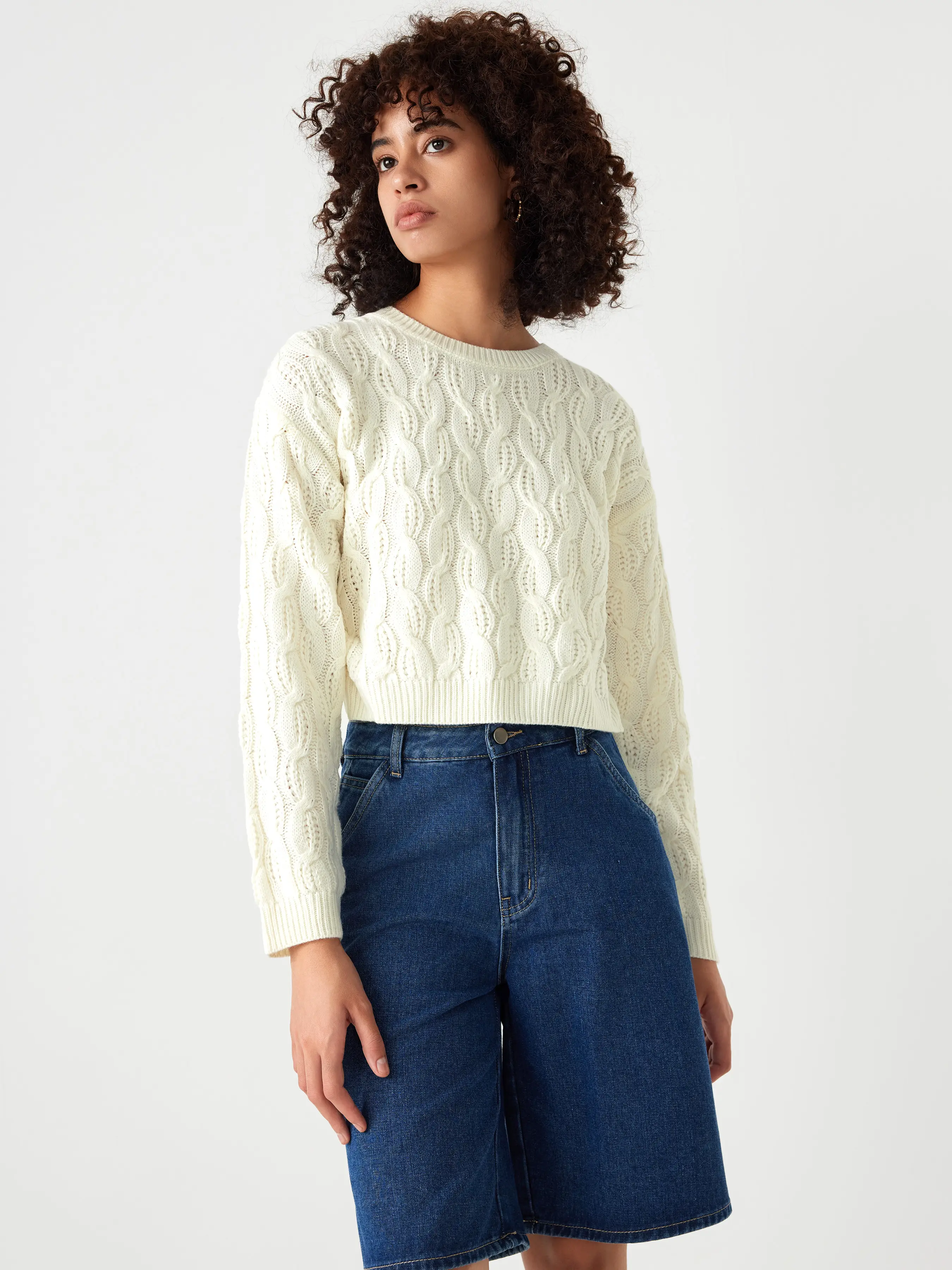 Round Neck Cable Knit Sweater