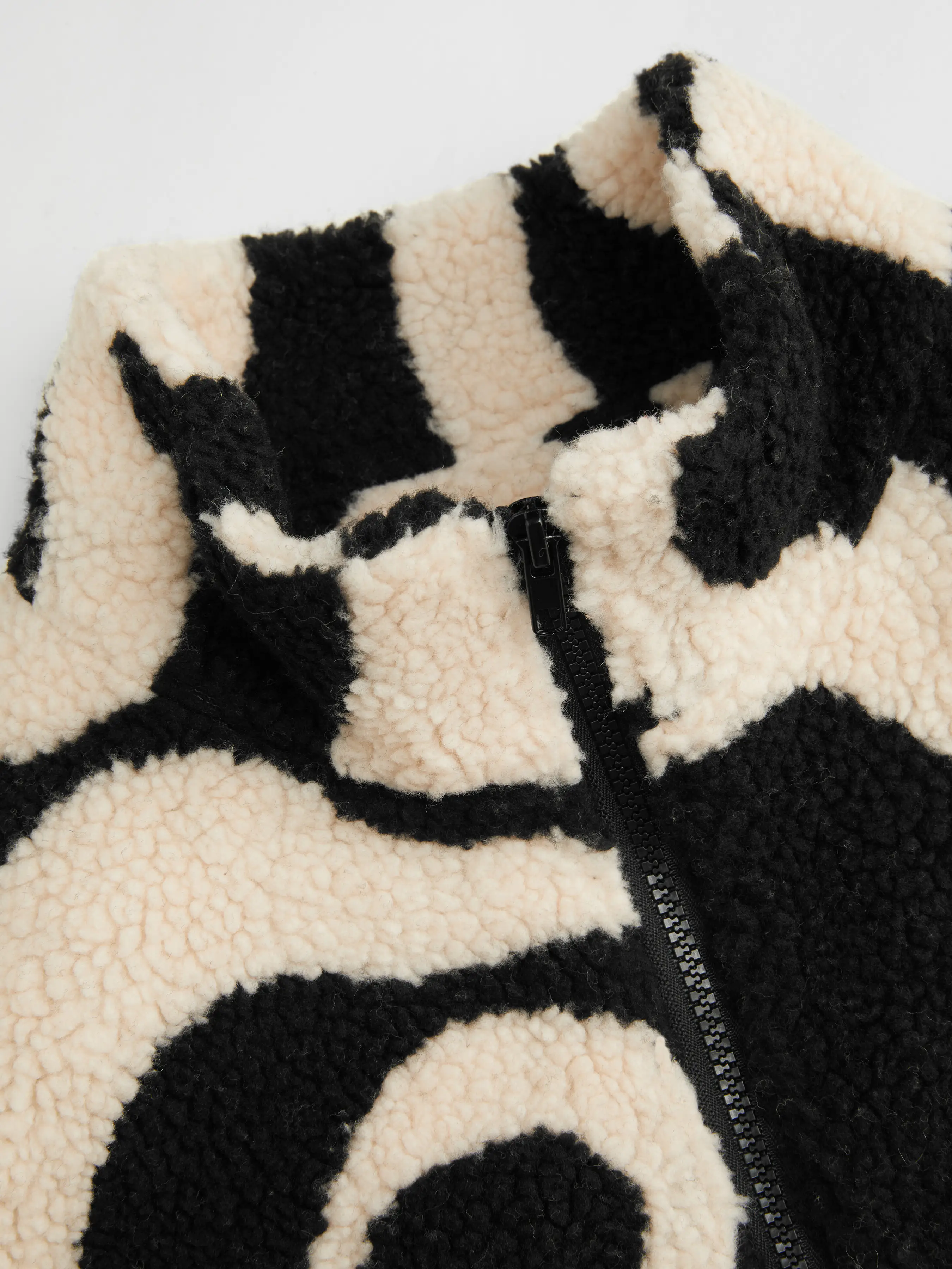 2831-fleece-high-neck-geometric-puffer-vest-1.webp