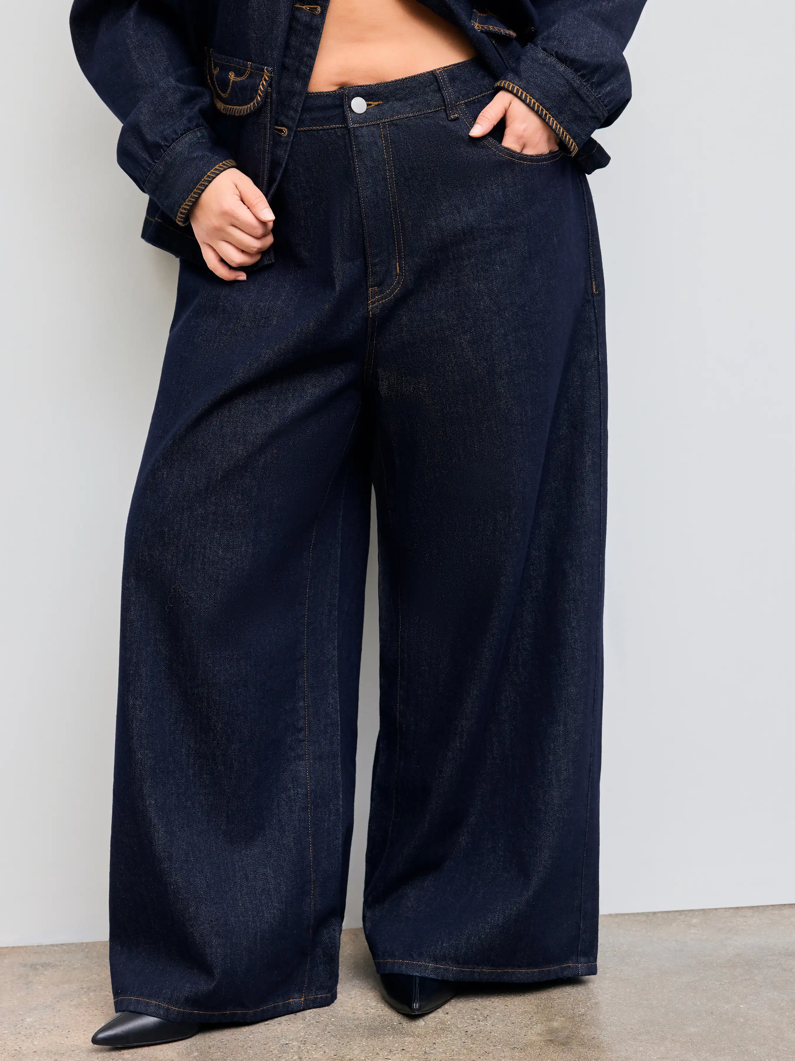 Cider Denim Mid Rise Solid Straight Leg Jeans Curve & Plus