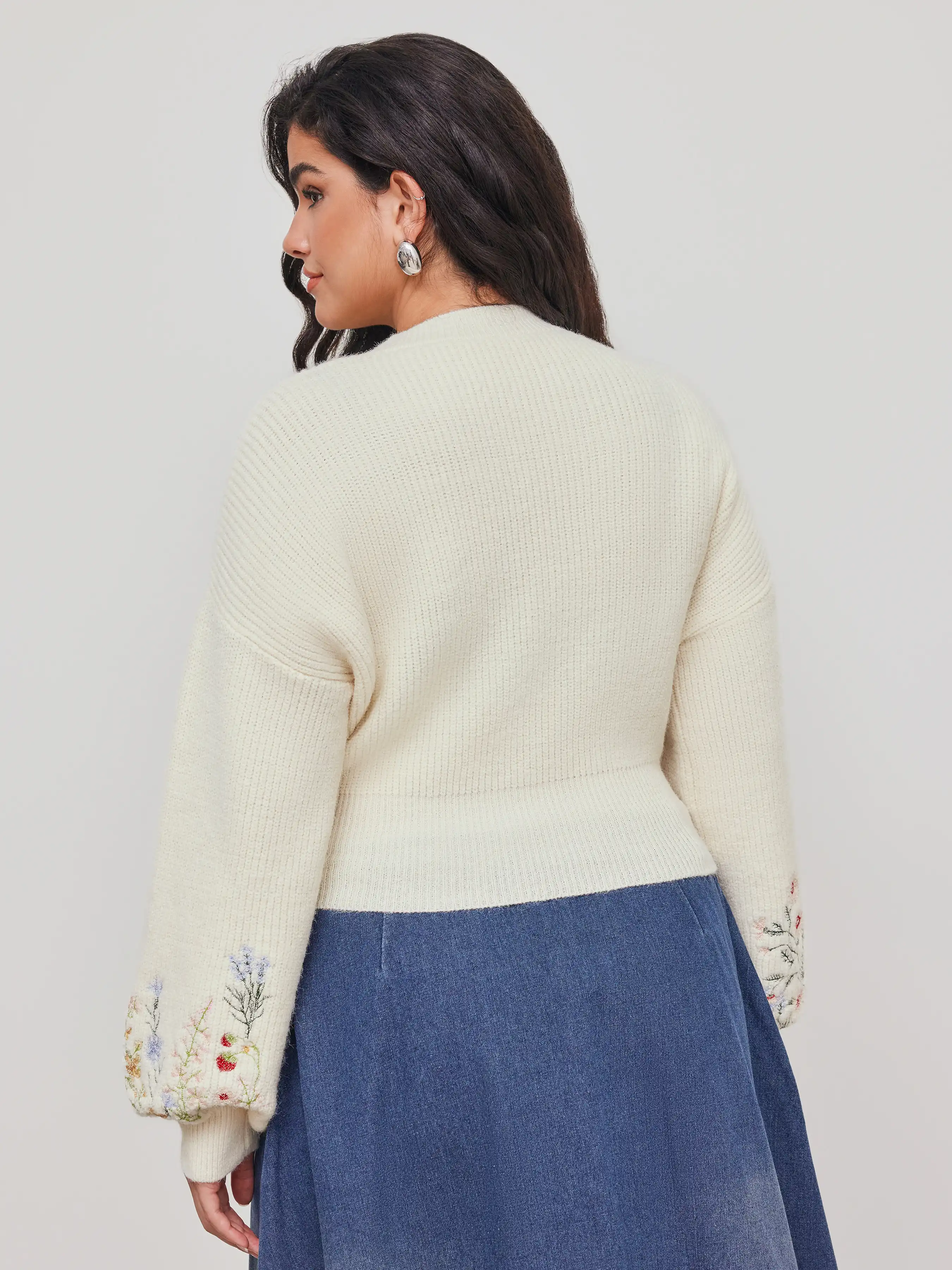 Knit Round Neckline Floral Embroidery Crop Sweater Curve & Plus