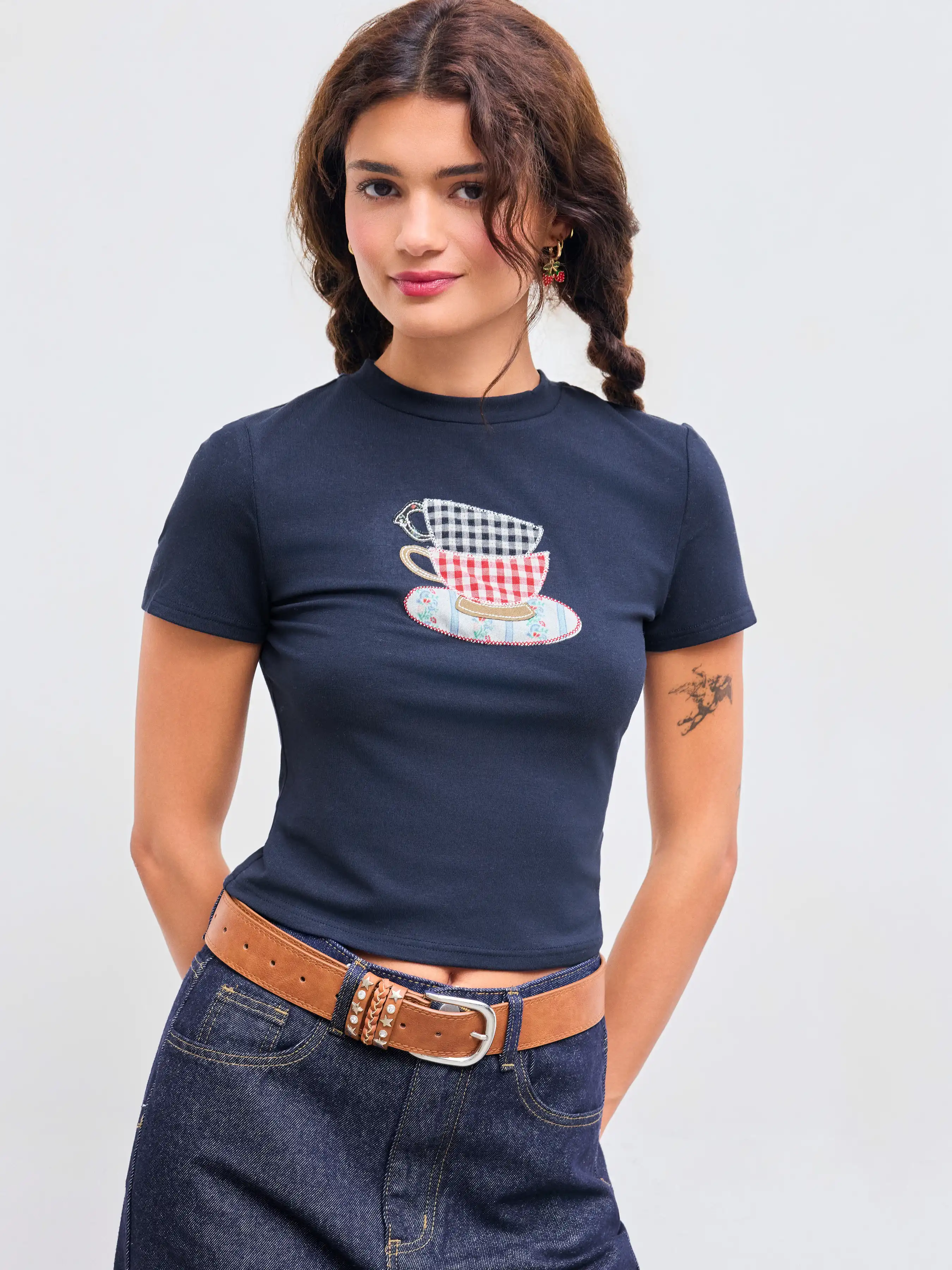 Round Neckline Cup Appliques Short Sleeve Tee