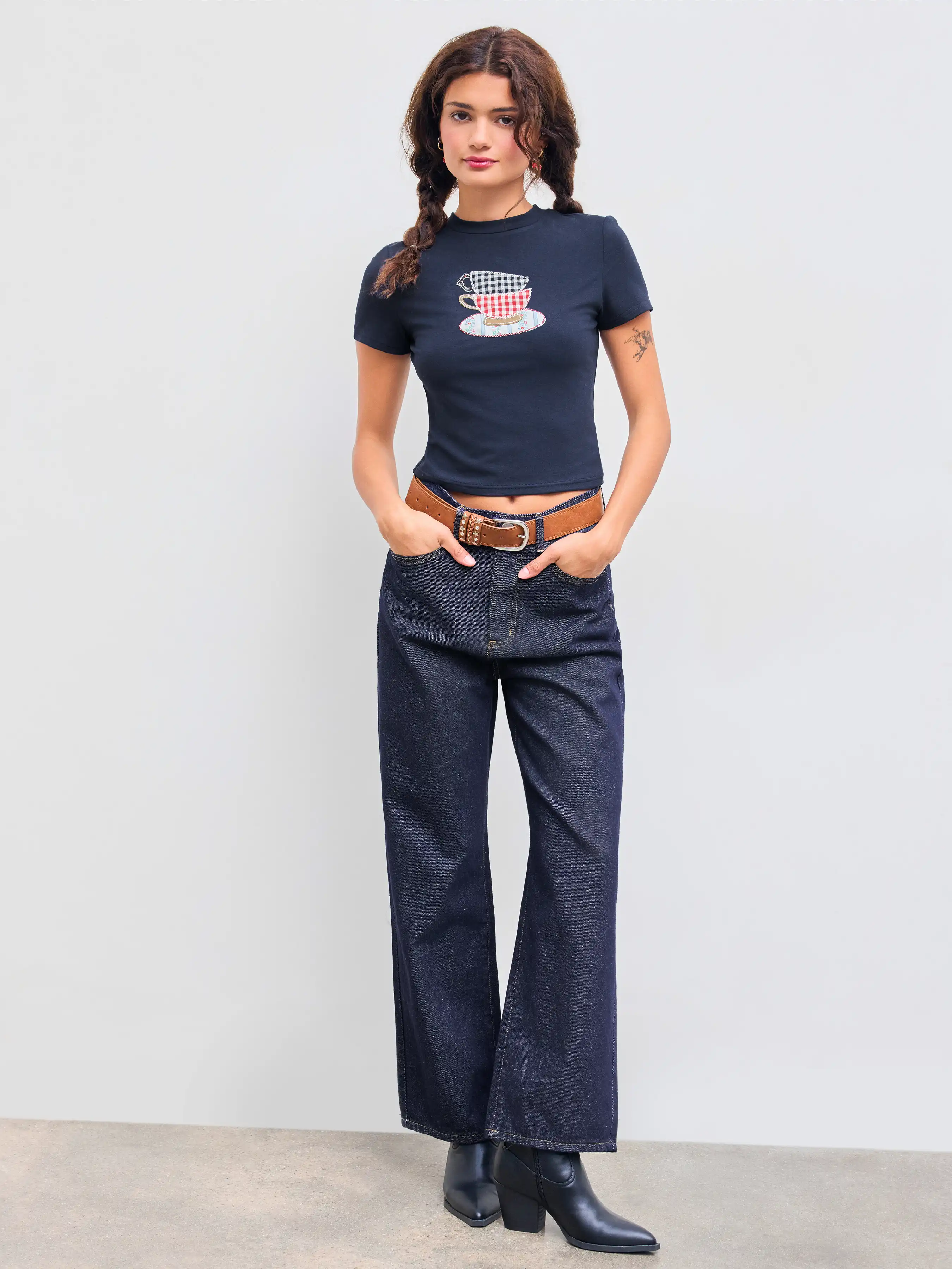 3663-round-neckline-cup-appliques-short-sleeve-tee-1.webp