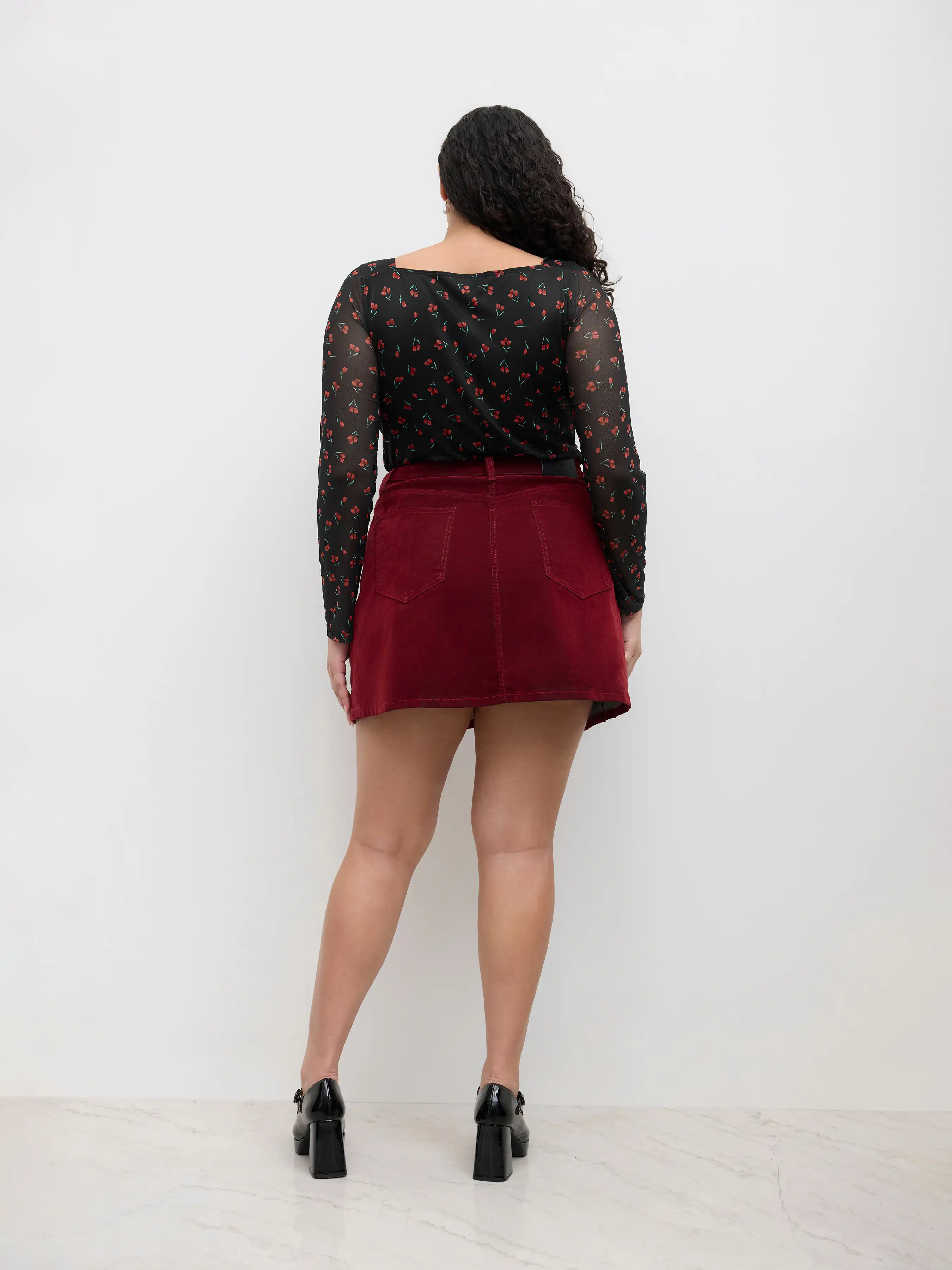 4056-stretch-denim-mid-rise-pocket-mini-skirt-curve-plus-1.webp