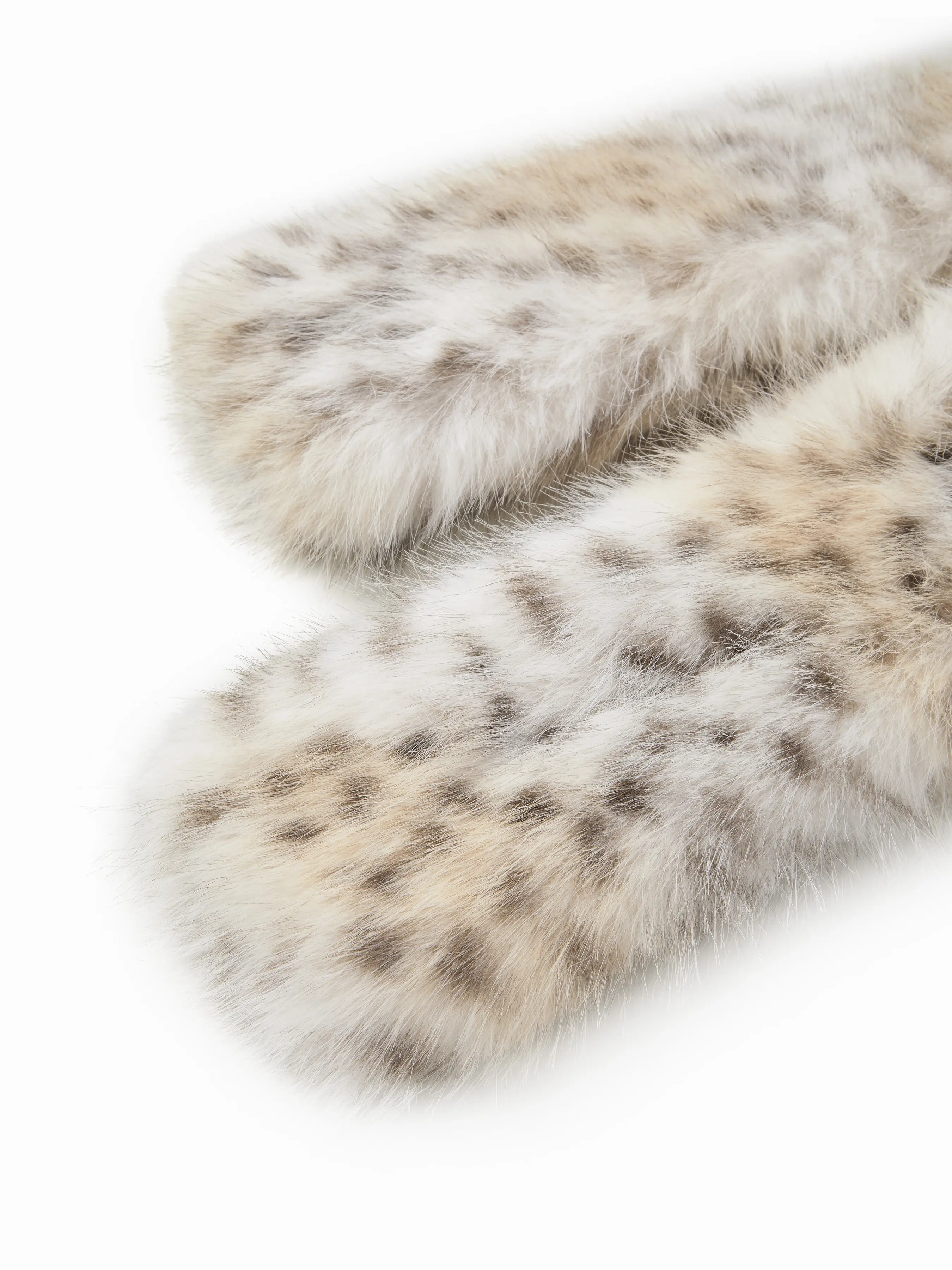 4151-leopard-print-fuzzy-scarf-1.webp