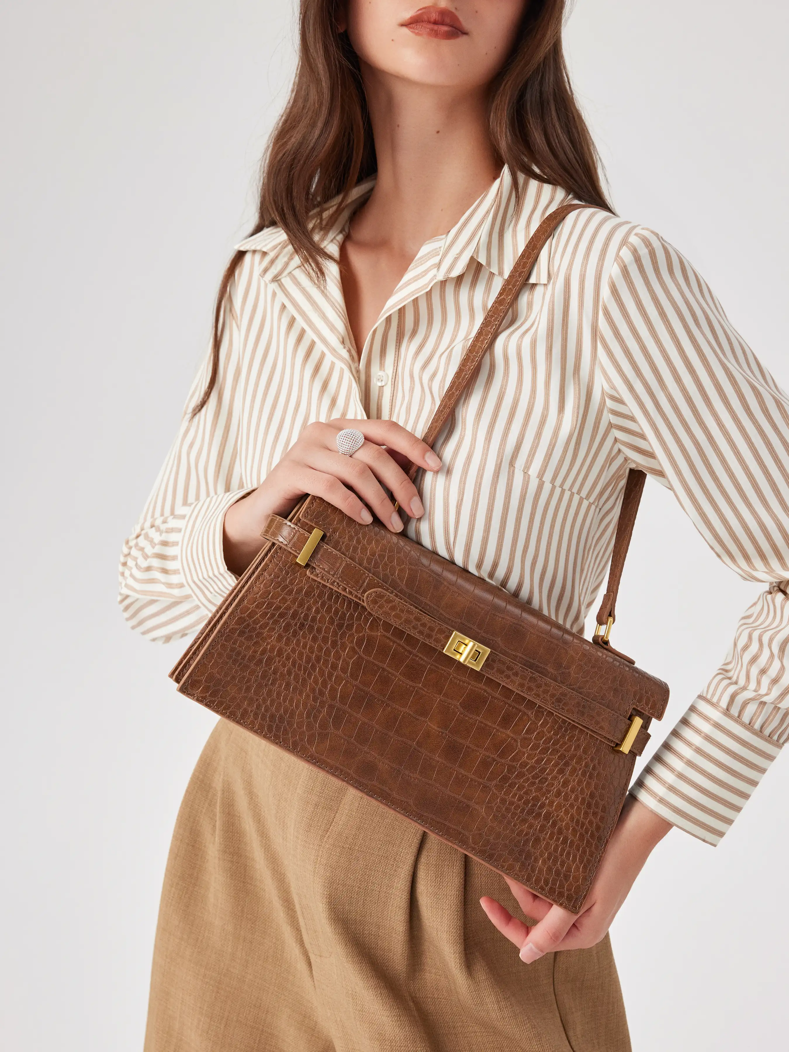 4310-crocodile-pattern-belted-rectangle-shoulder-bag-1.webp