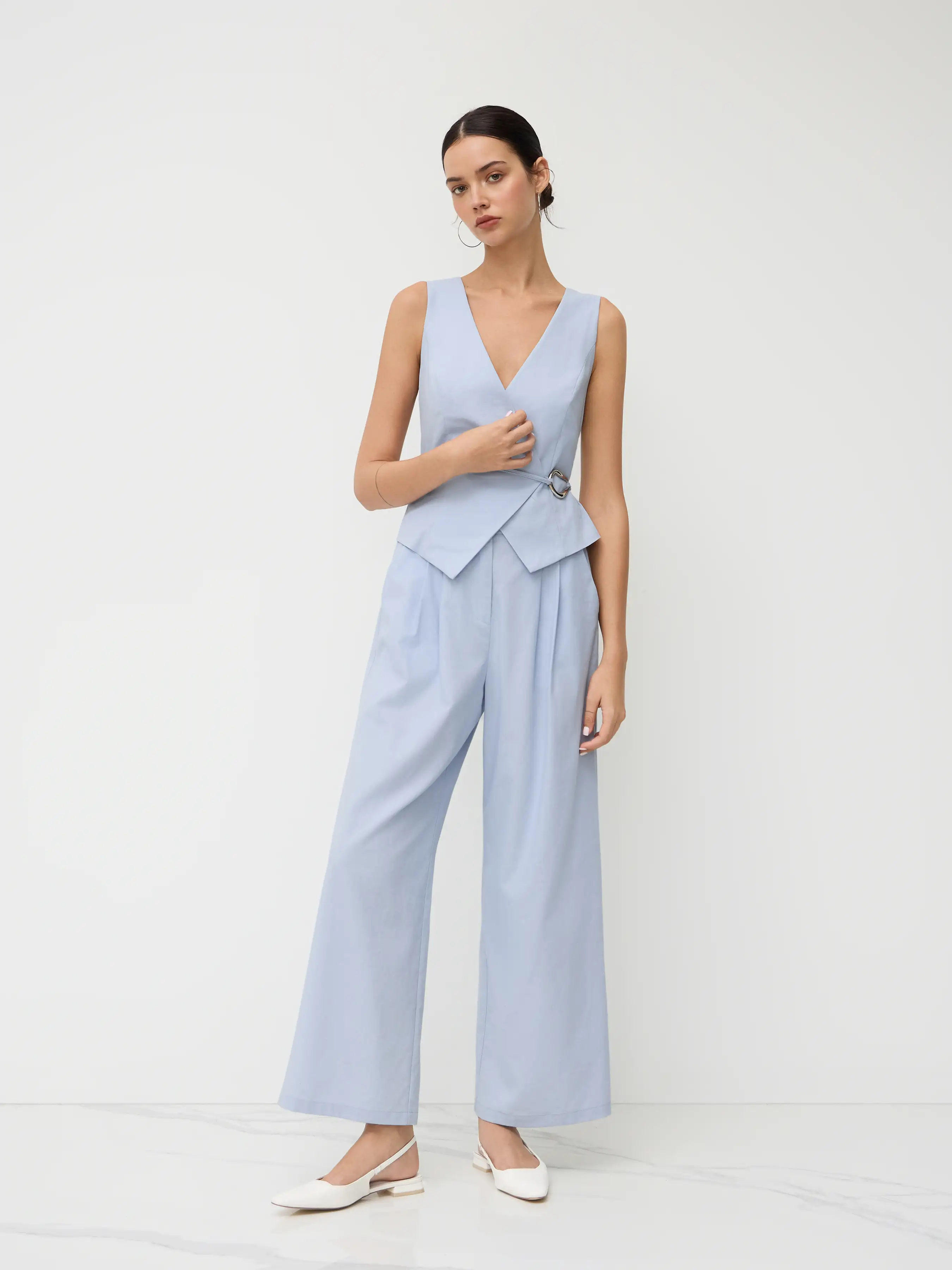 5180-linen-blend-v-neck-metal-detail-knotted-pleated-wide-leg-jumpsuit-1.webp