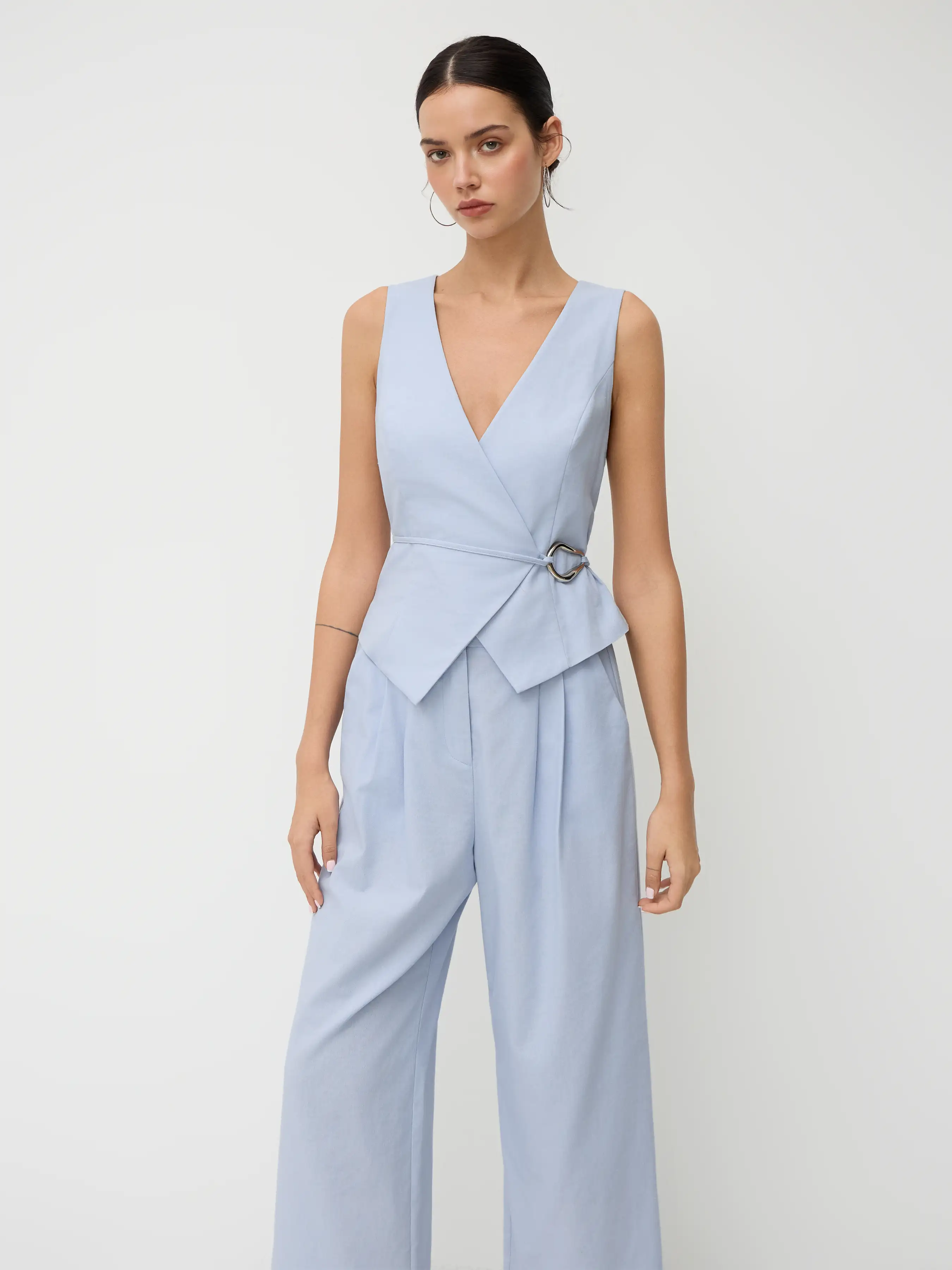 5180-linen-blend-v-neck-metal-detail-knotted-pleated-wide-leg-jumpsuit-1.webp