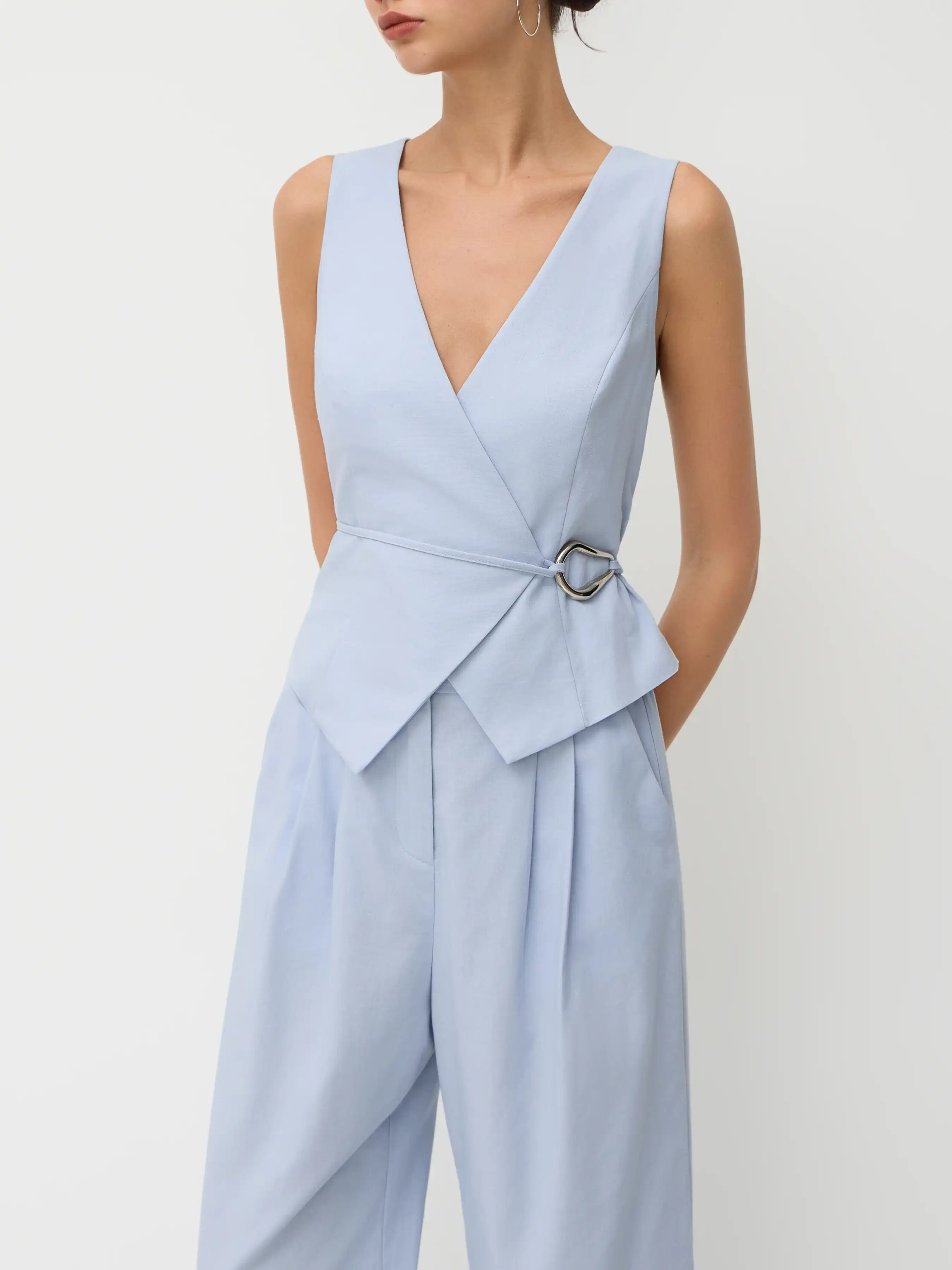 5180-linen-blend-v-neck-metal-detail-knotted-pleated-wide-leg-jumpsuit-1.webp