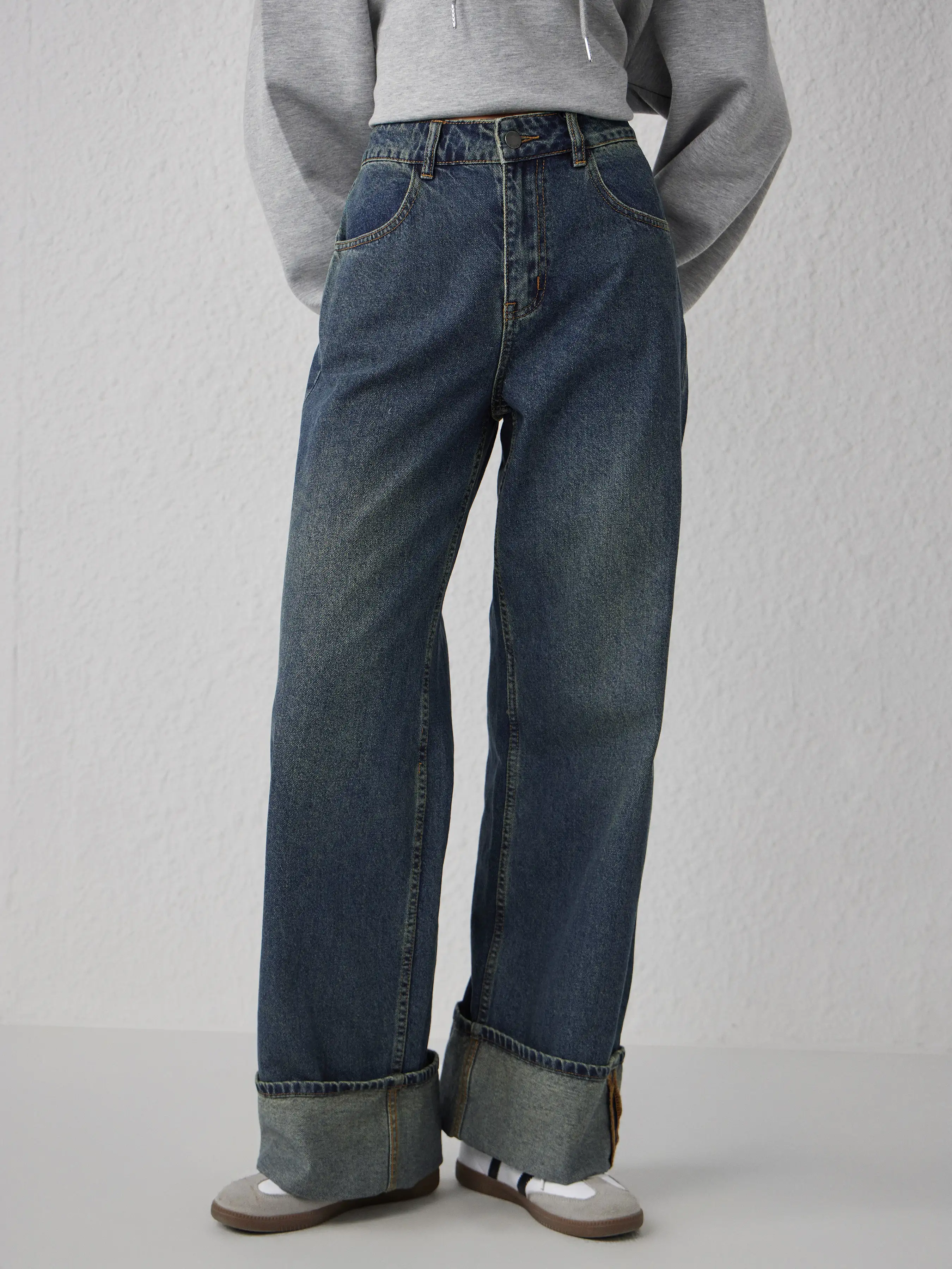 5206-middle-waist-solid-button-wide-leg-jeans-1.webp