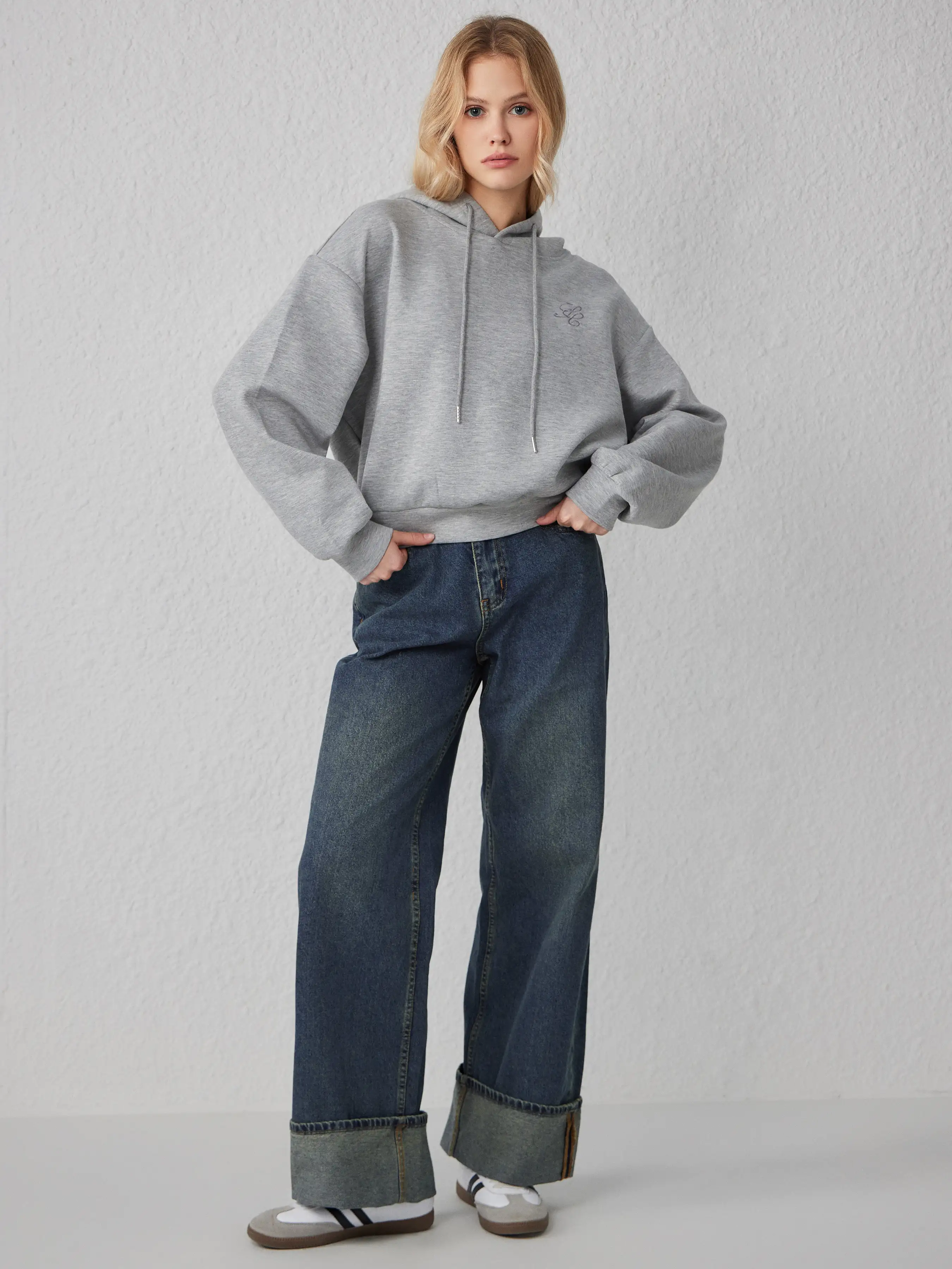 5206-middle-waist-solid-button-wide-leg-jeans-1.webp