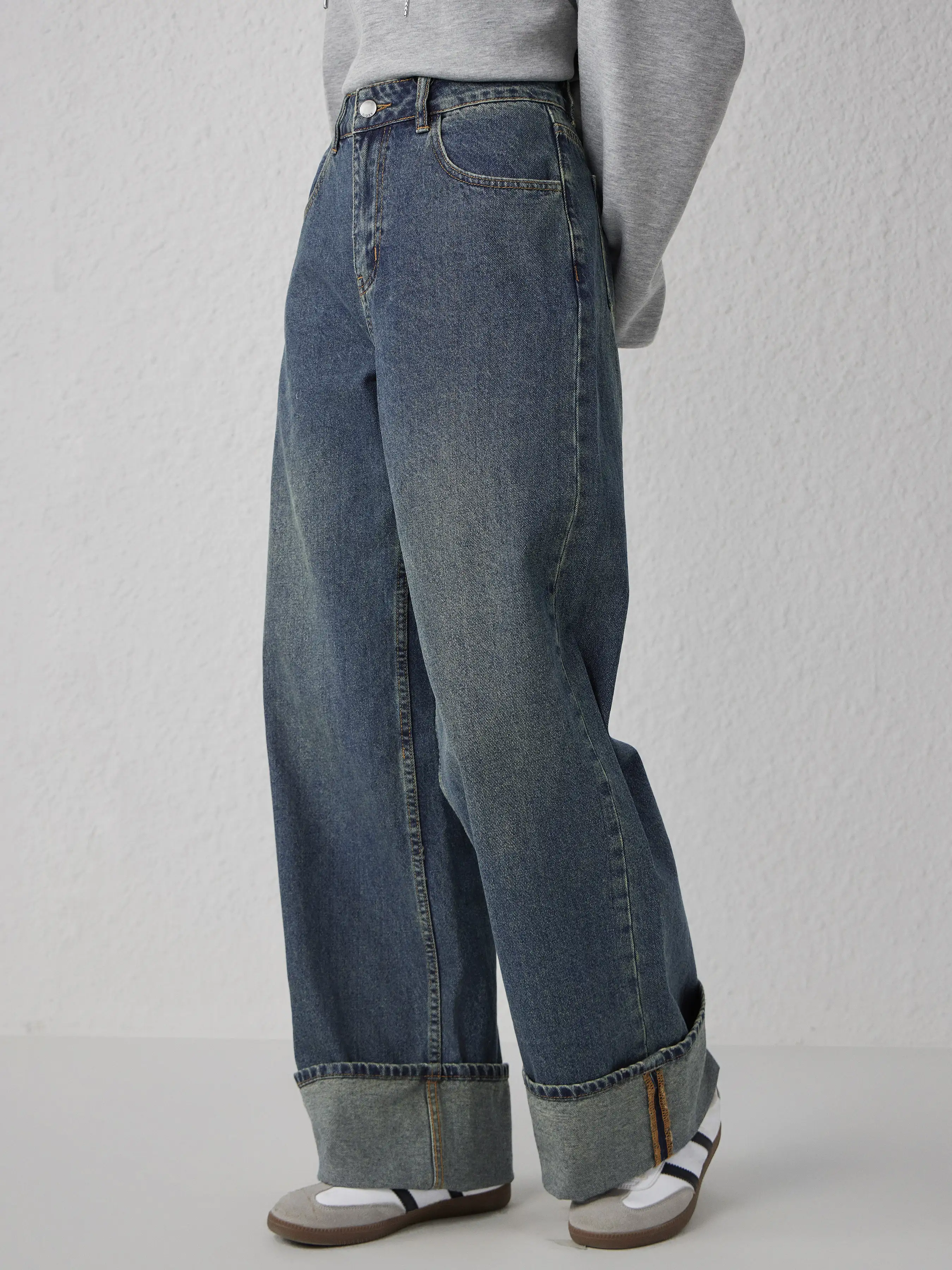 5206-middle-waist-solid-button-wide-leg-jeans-1.webp