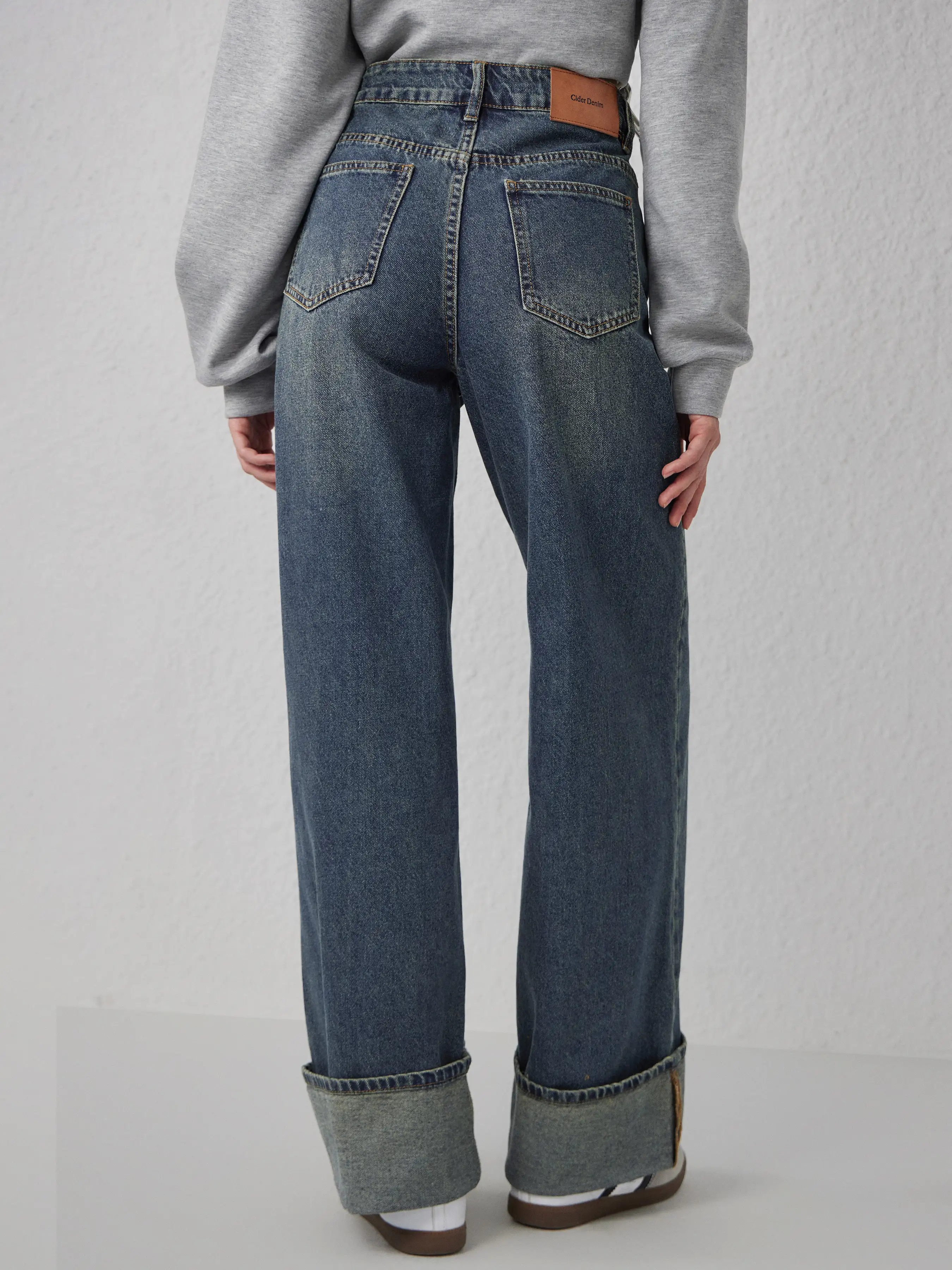 5206-middle-waist-solid-button-wide-leg-jeans-1.webp