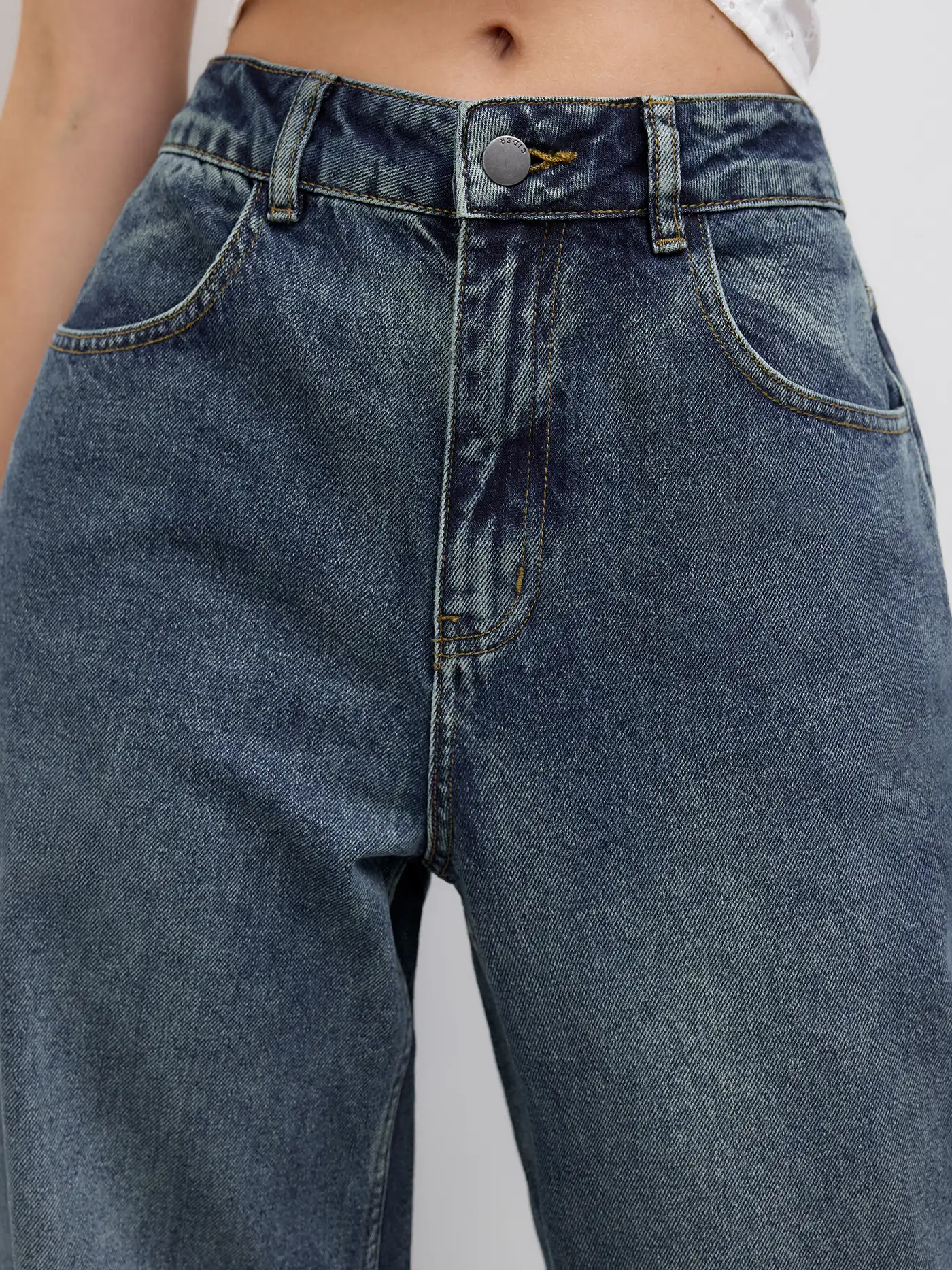 5206-middle-waist-solid-button-wide-leg-jeans-1.webp