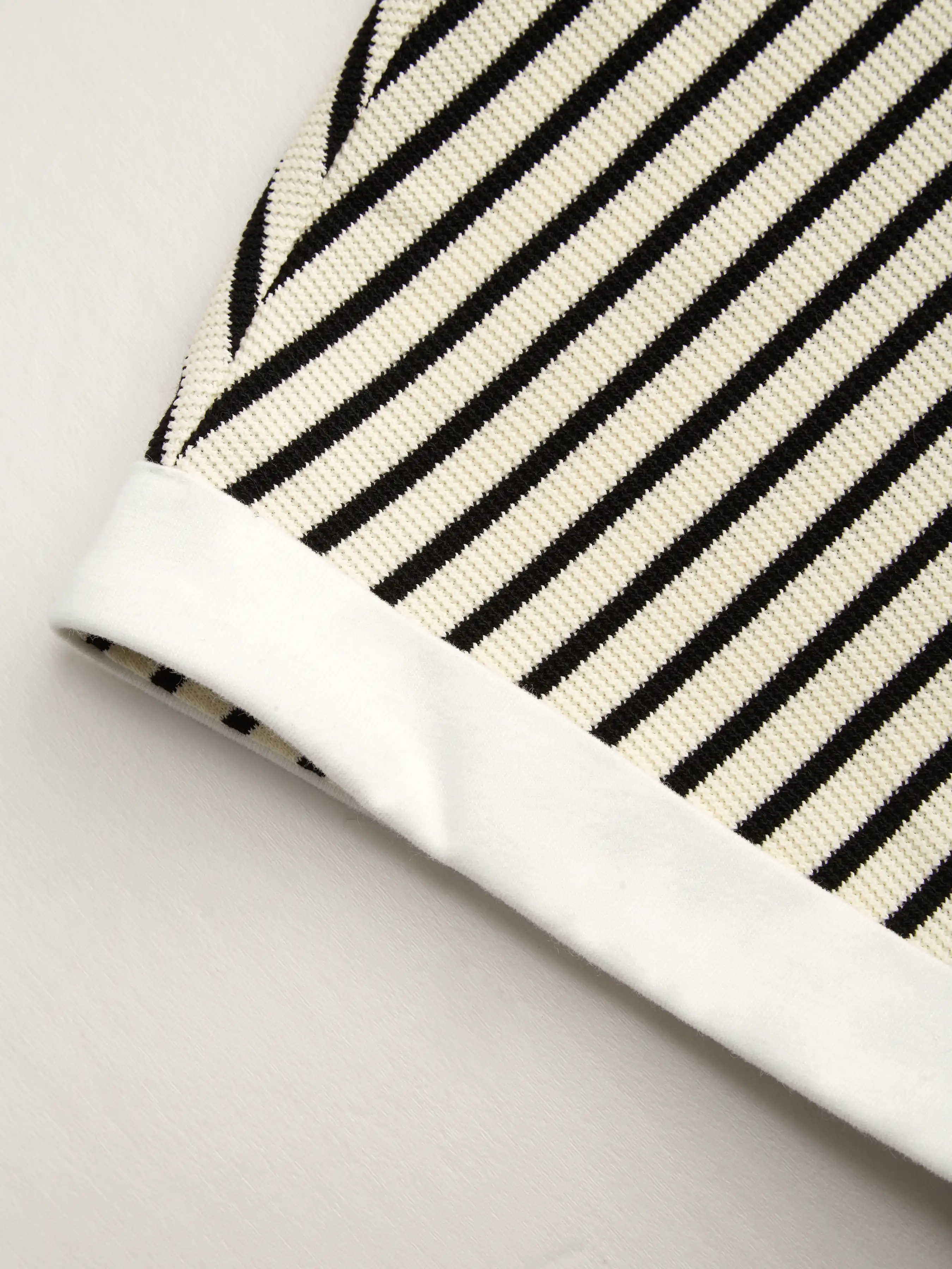 5390-cotton-blend-stripe-contrasting-binding-tee-elastic-waist-shorts-set-1.webp