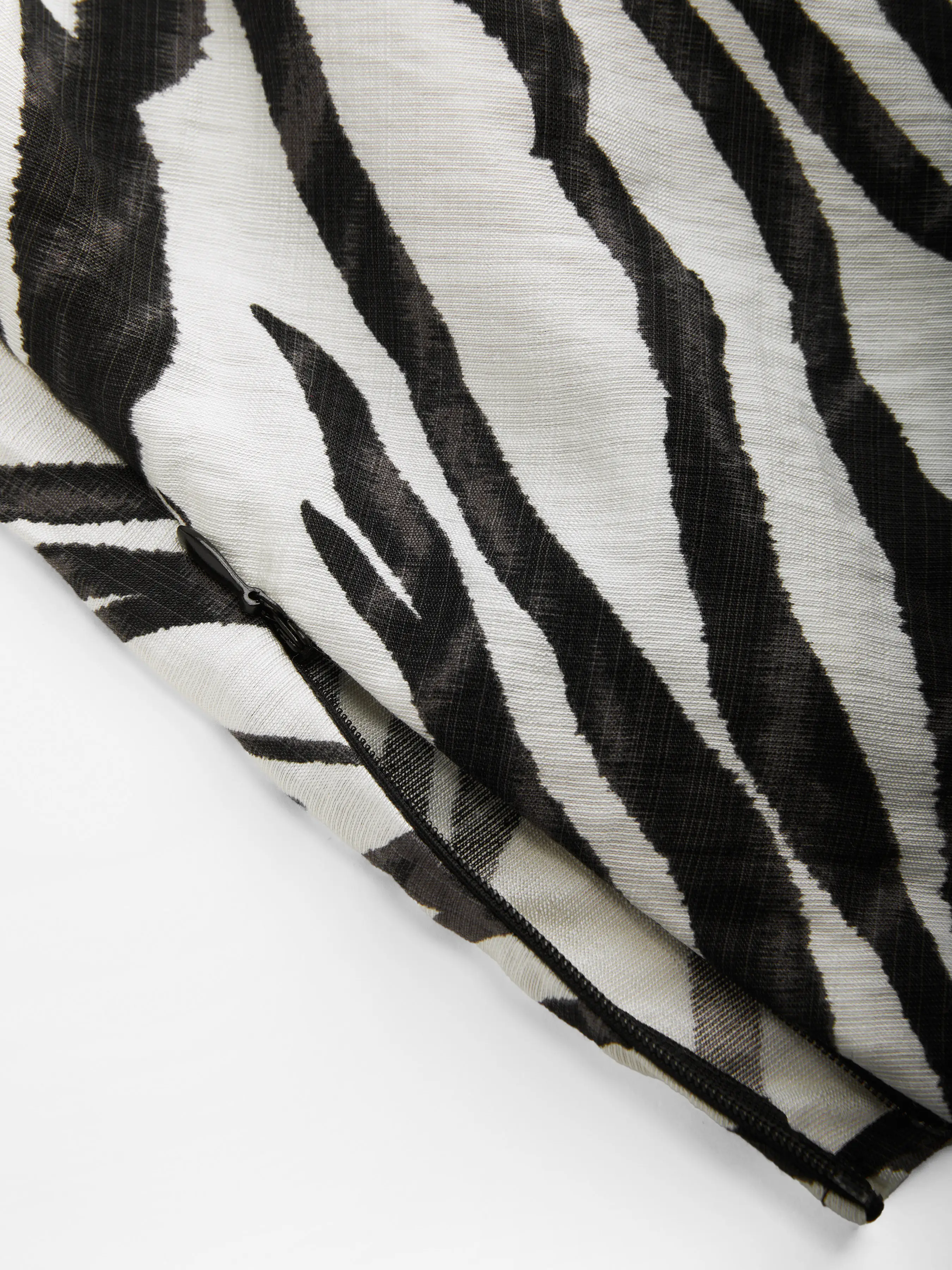 8020-halter-neckline-zebra-striped-backless-metal-detail-cut-out-blouse-1.webp