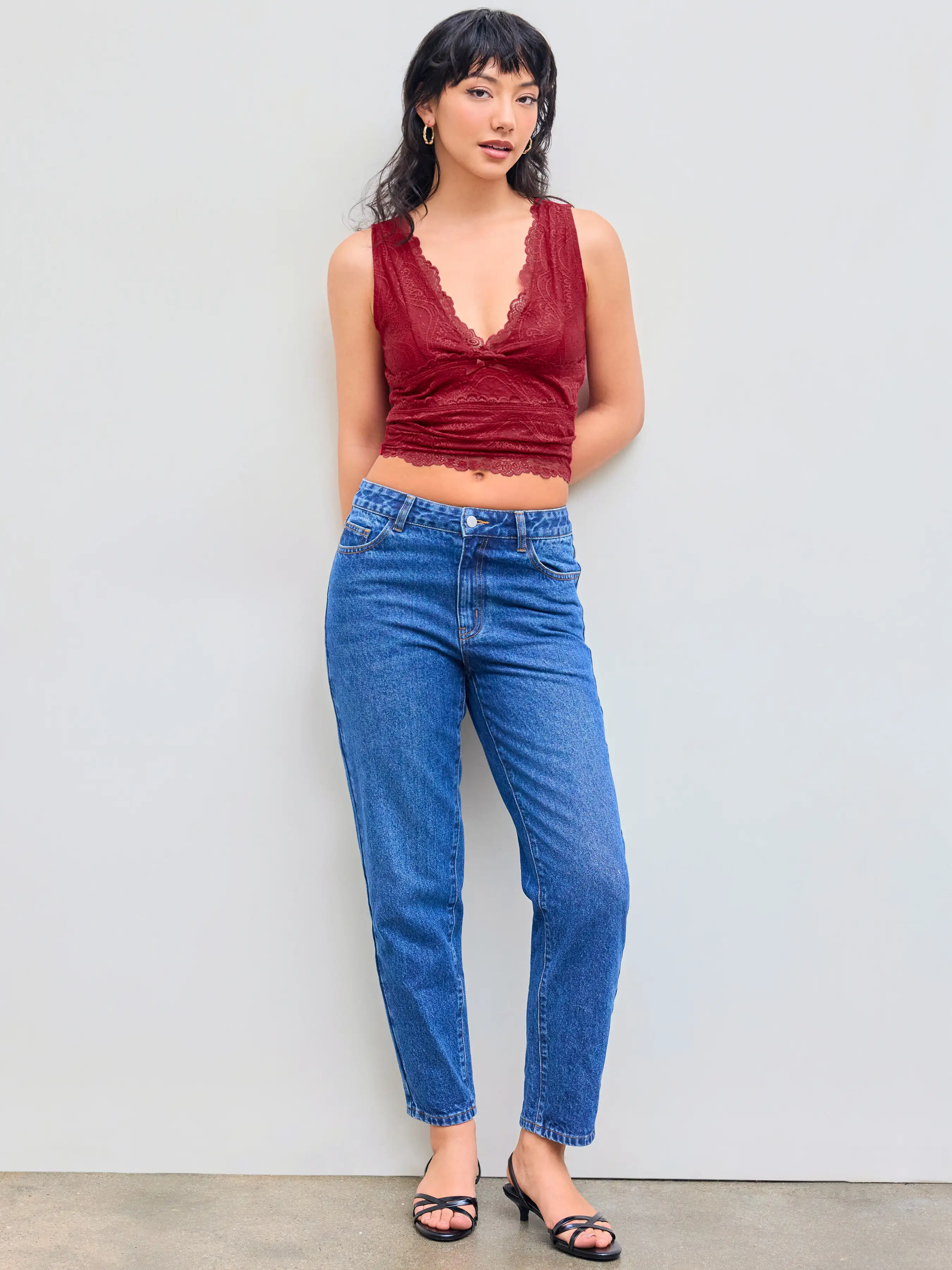 803-lace-crop-tank-top-1.webp