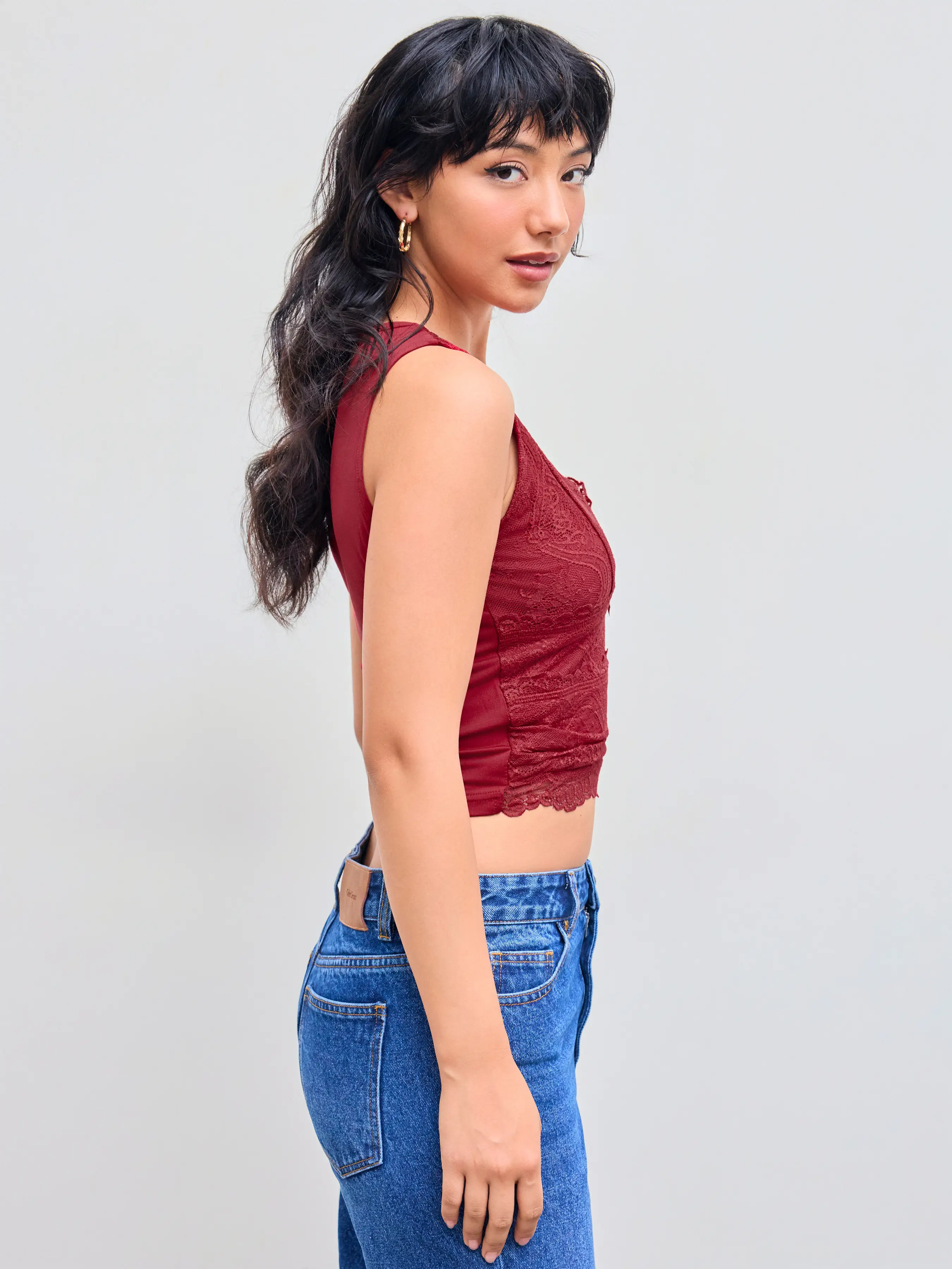 803-lace-crop-tank-top-1.webp