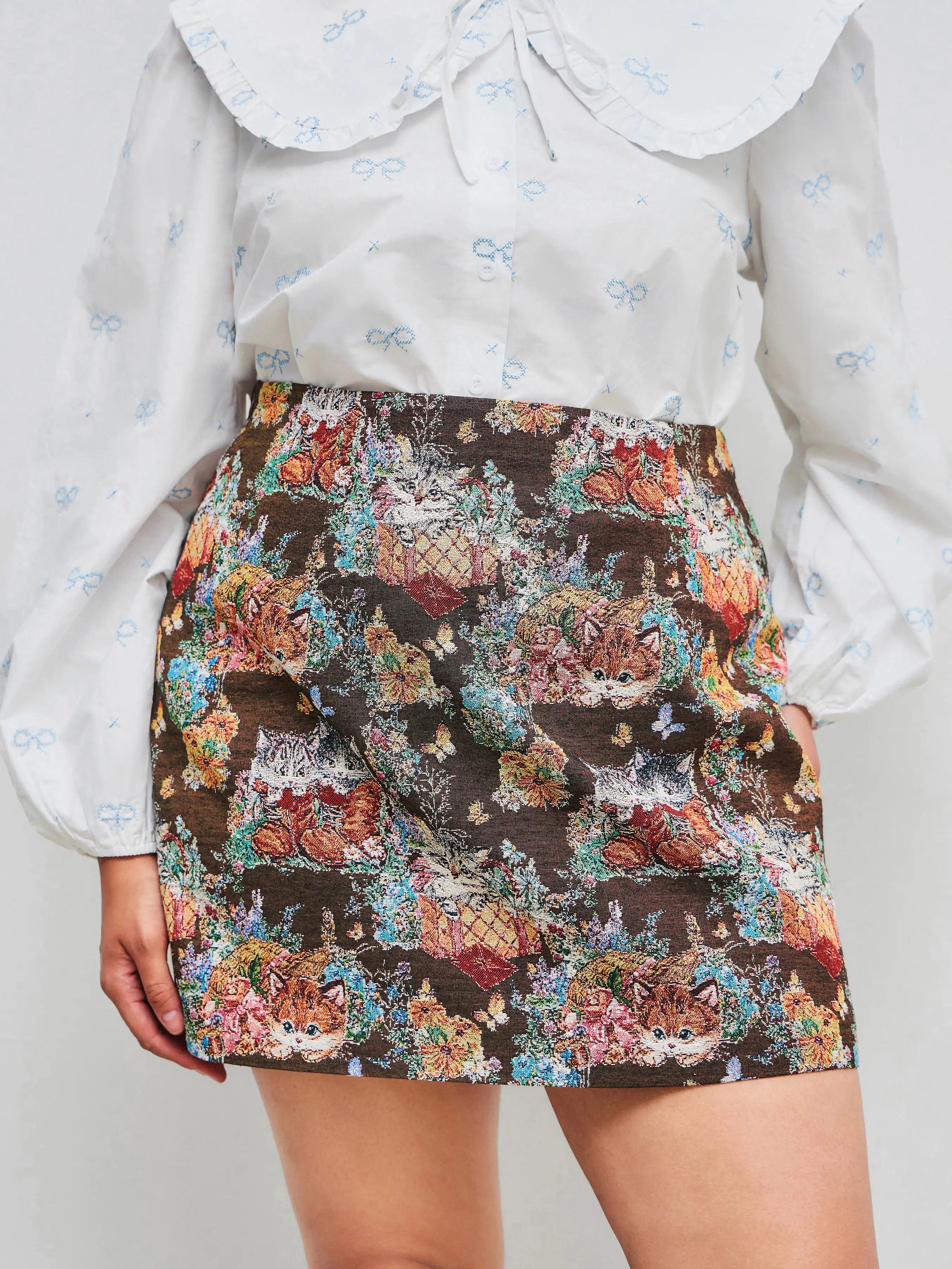 8402-jacquard-mid-rise-floral-cat-graphic-mini-skirt-curve-plus-1.webp