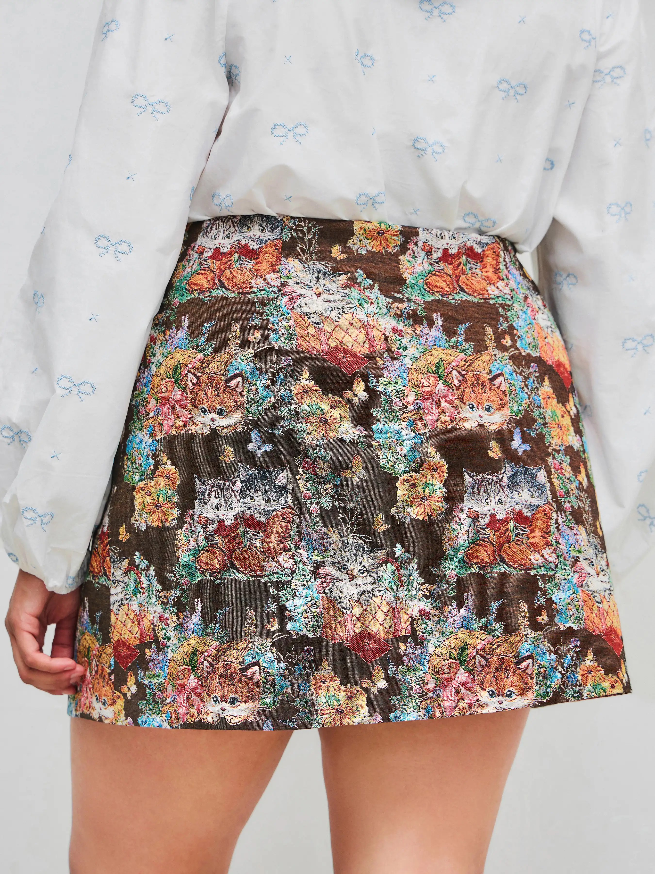 8402-jacquard-mid-rise-floral-cat-graphic-mini-skirt-curve-plus-1.webp