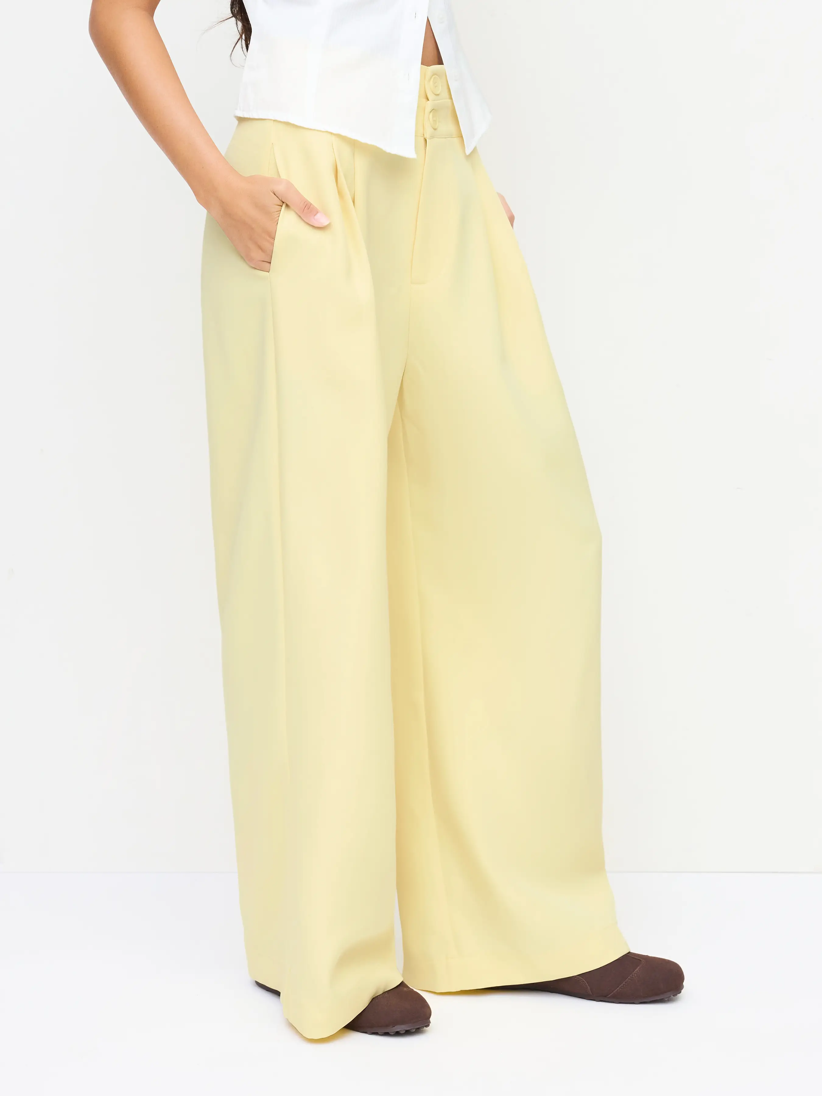 8998-high-rise-double-button-pleated-wide-leg-trousers-1.webp