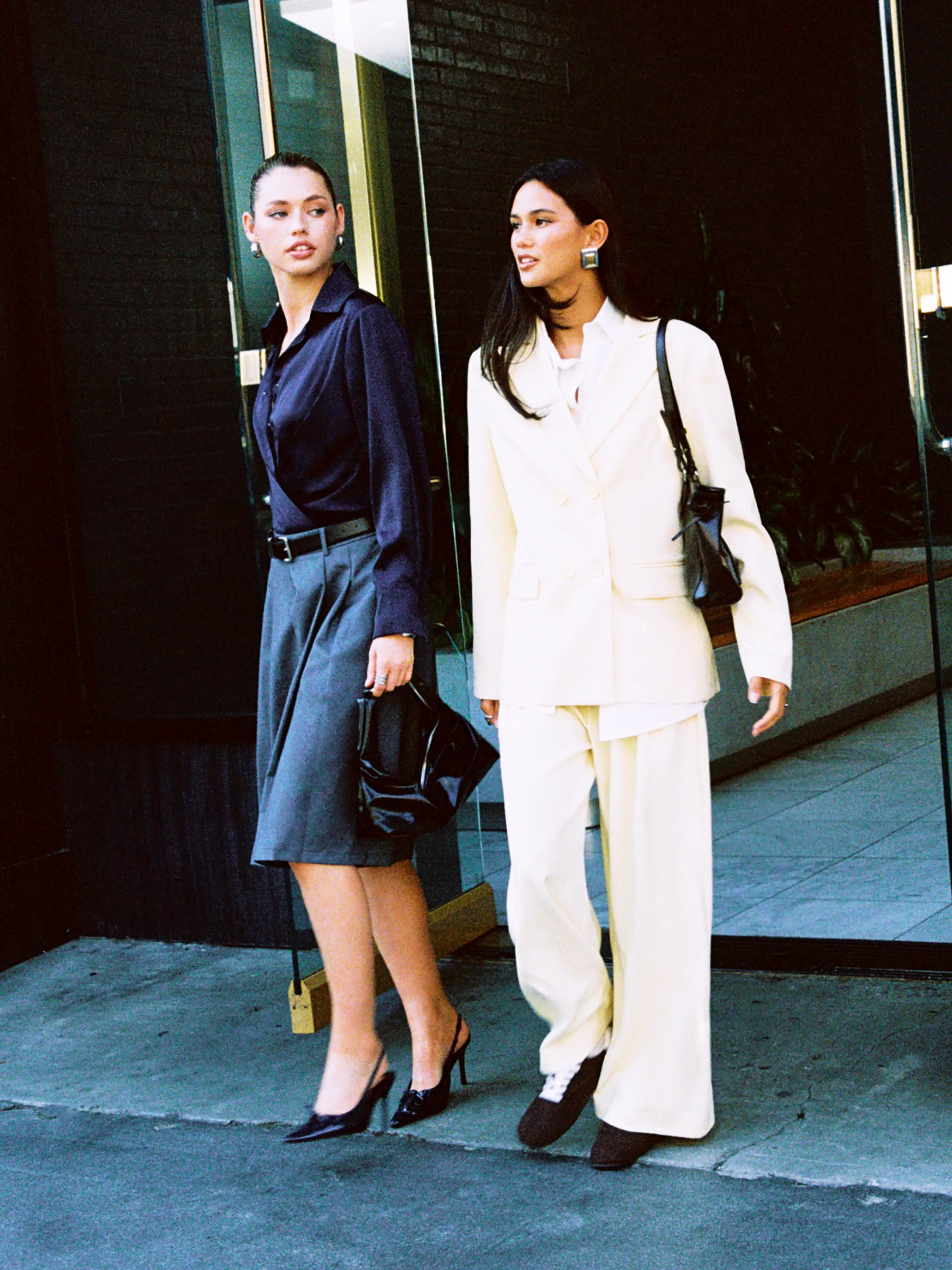 8998-high-rise-double-button-pleated-wide-leg-trousers-1.webp